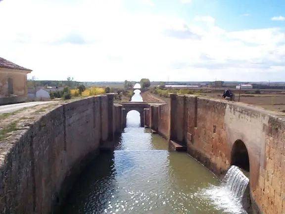 Just before Frómista, the canal goes down through a gate system Castrojeriz to Frómista Canal Steps