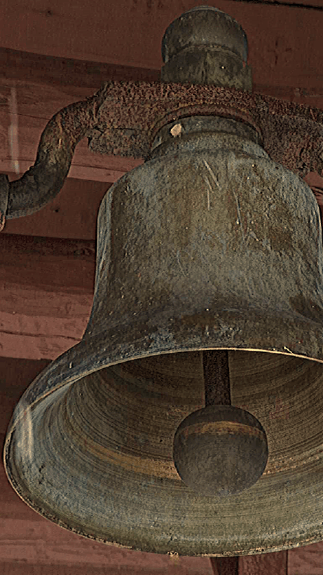 Yes, it does have bells Cathedral bell of Santiago